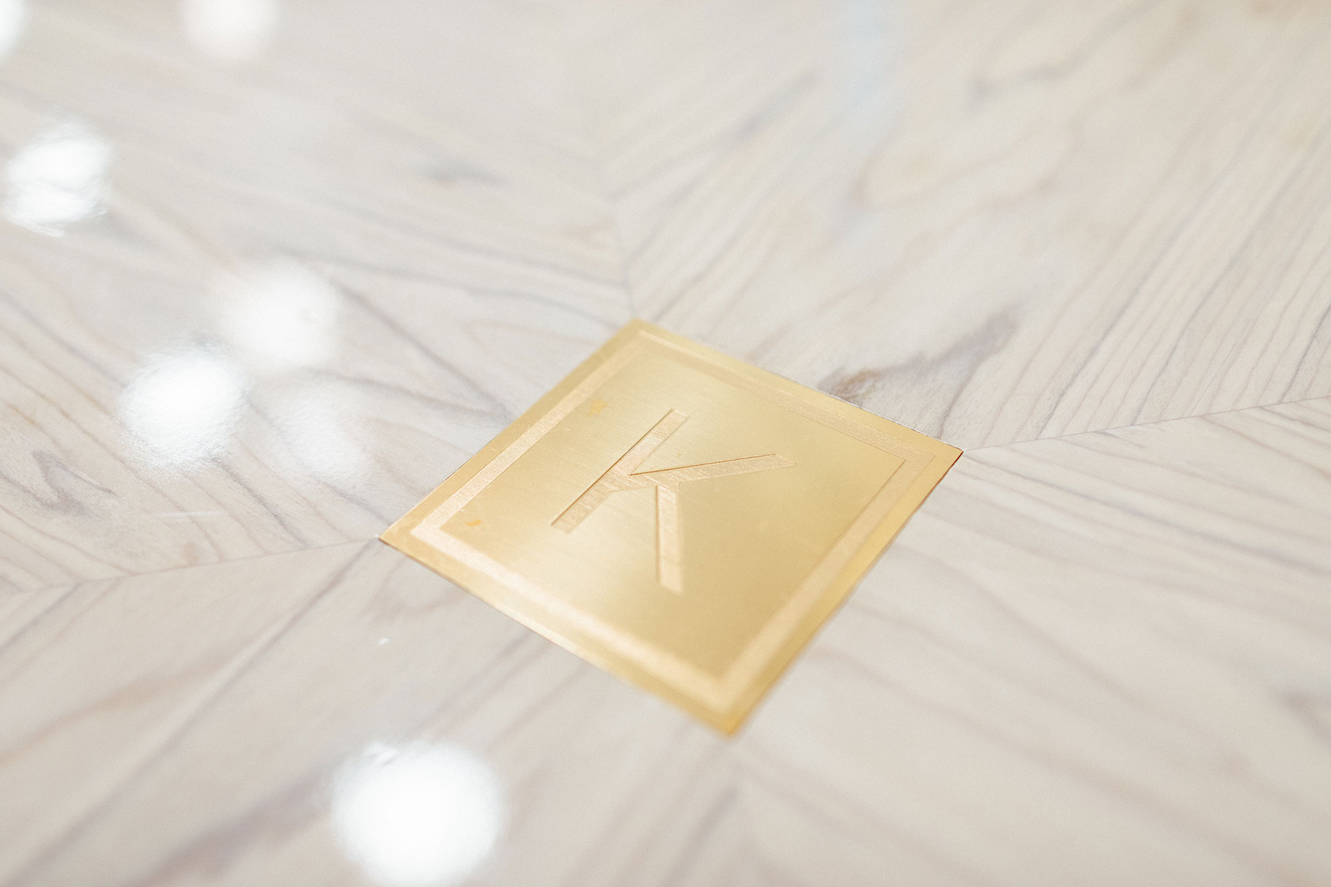 Kuzbari Zentrum – Beratungsraum mit goldener K-Wand